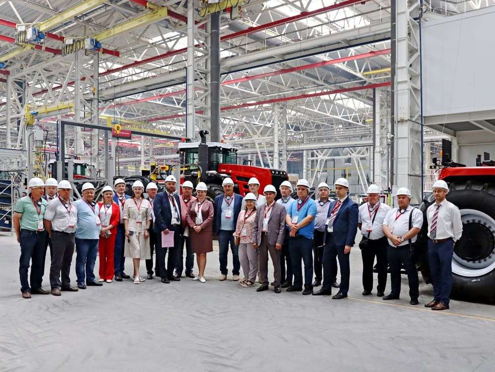 Делегация Орловской области на тракторном заводе Ростсельмаш Делегация Орловской области на тракторном заводе Ростсельмаш