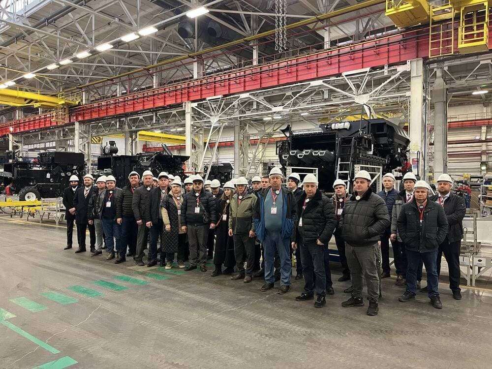 Делегация аграриев в цеху сборки комбайнов Ростсельмаш