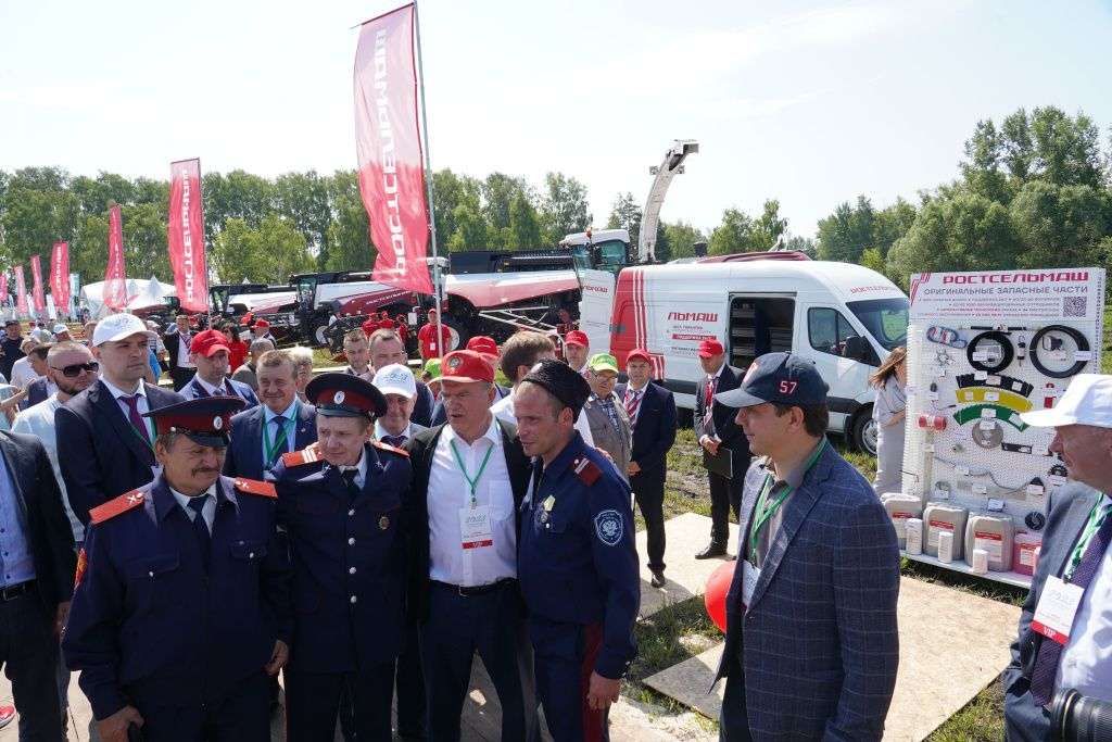Геннадий Зюганов осмотрел новинки мощных моделей сельхозтехники Ростсельмаш