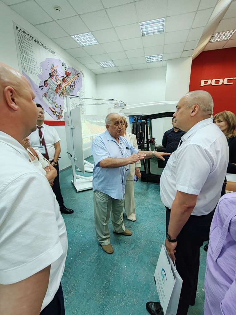 Мамед Юсупов, декан Уральского ГАУ встречает участников совещания Мамед Юсупов, декан Уральского ГАУ встречает участников совещания