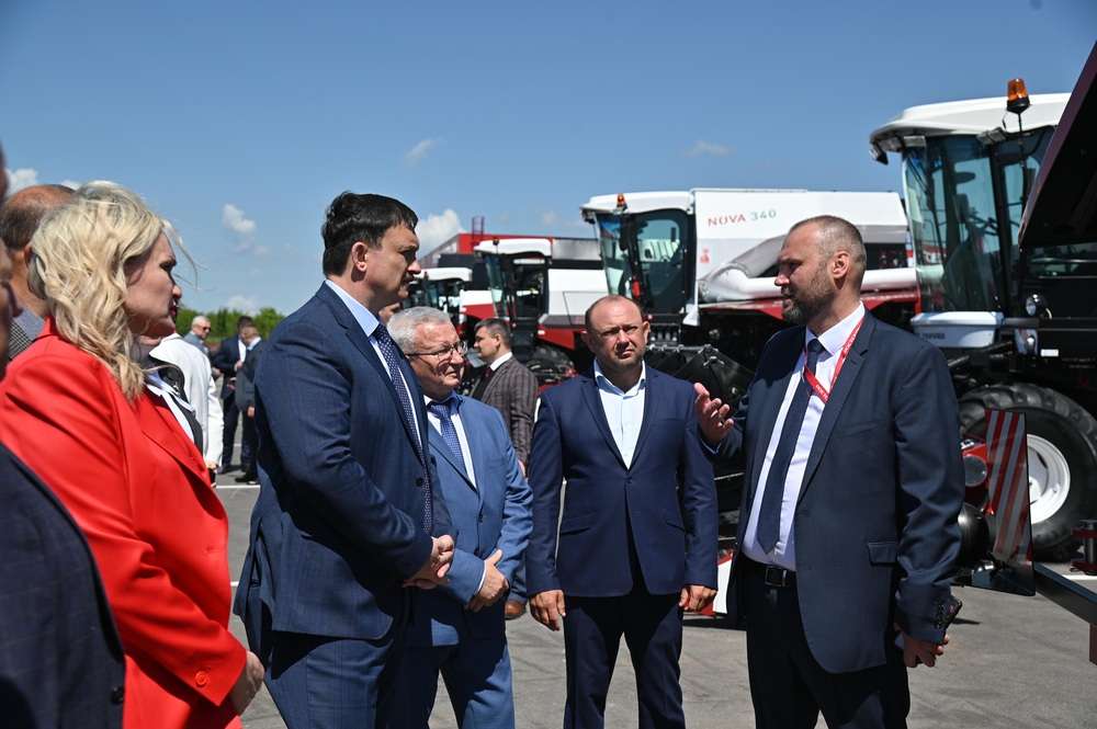 На выставочной площадке техники Ростсельмаш