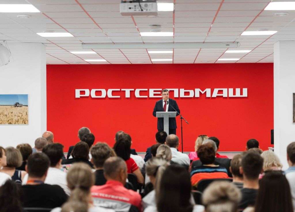 Генеральный директор Валерий Мальцев, поздравляя коллектив